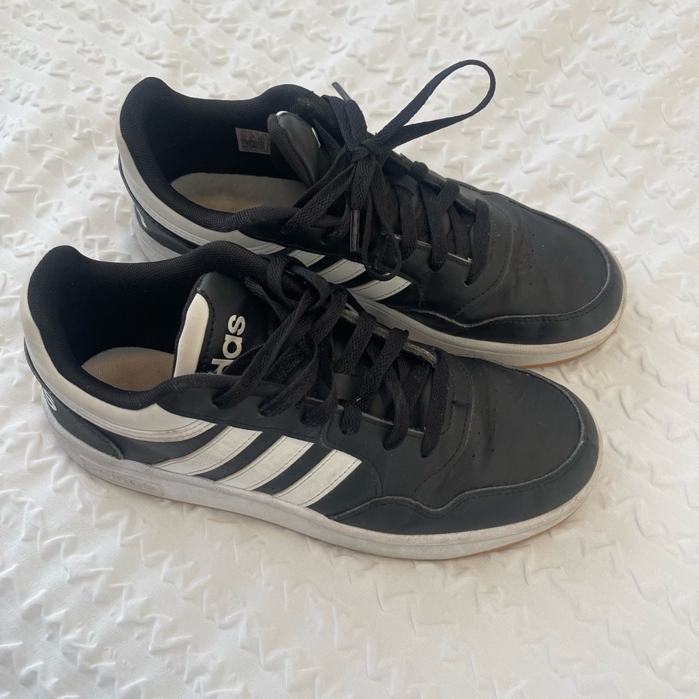 adidas men’s size 6 Black and White Athletic Shoes with Low-Top Design
